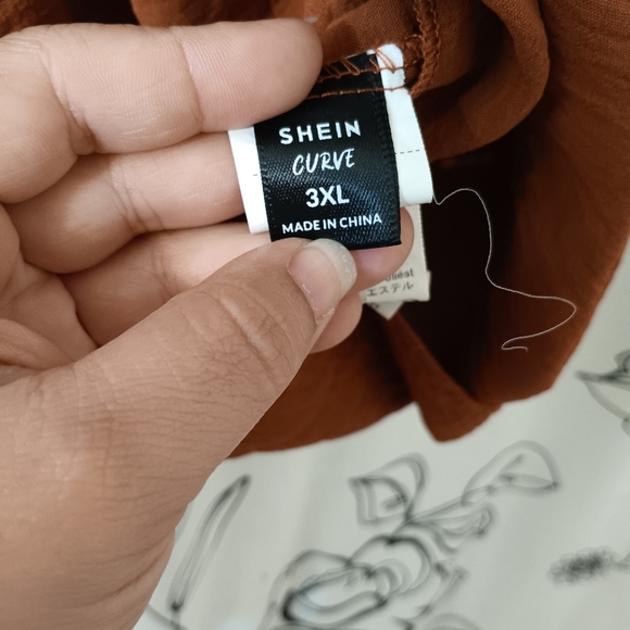 V-Neck Lotus Ruffle Trim - Picture 3 of 3